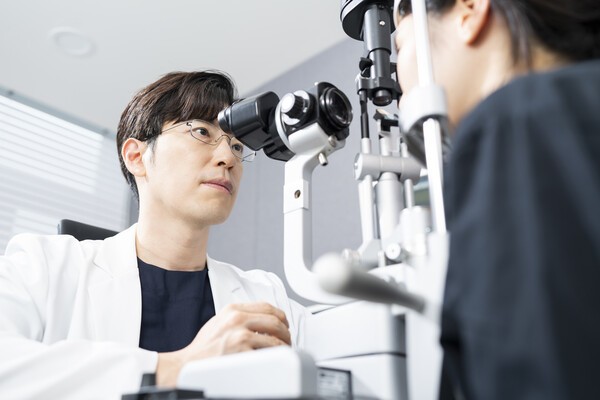세극등 현미경으로 눈을 검사하는 안과 전문의 – 녹내장 정밀 진단